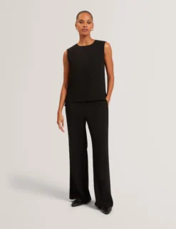Weite Hose mit Paspeldetails