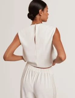 Weite Schlupfhose mit Paspeldetails