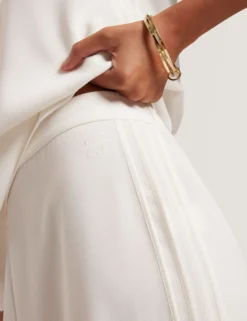 Weite Schlupfhose mit Paspeldetails