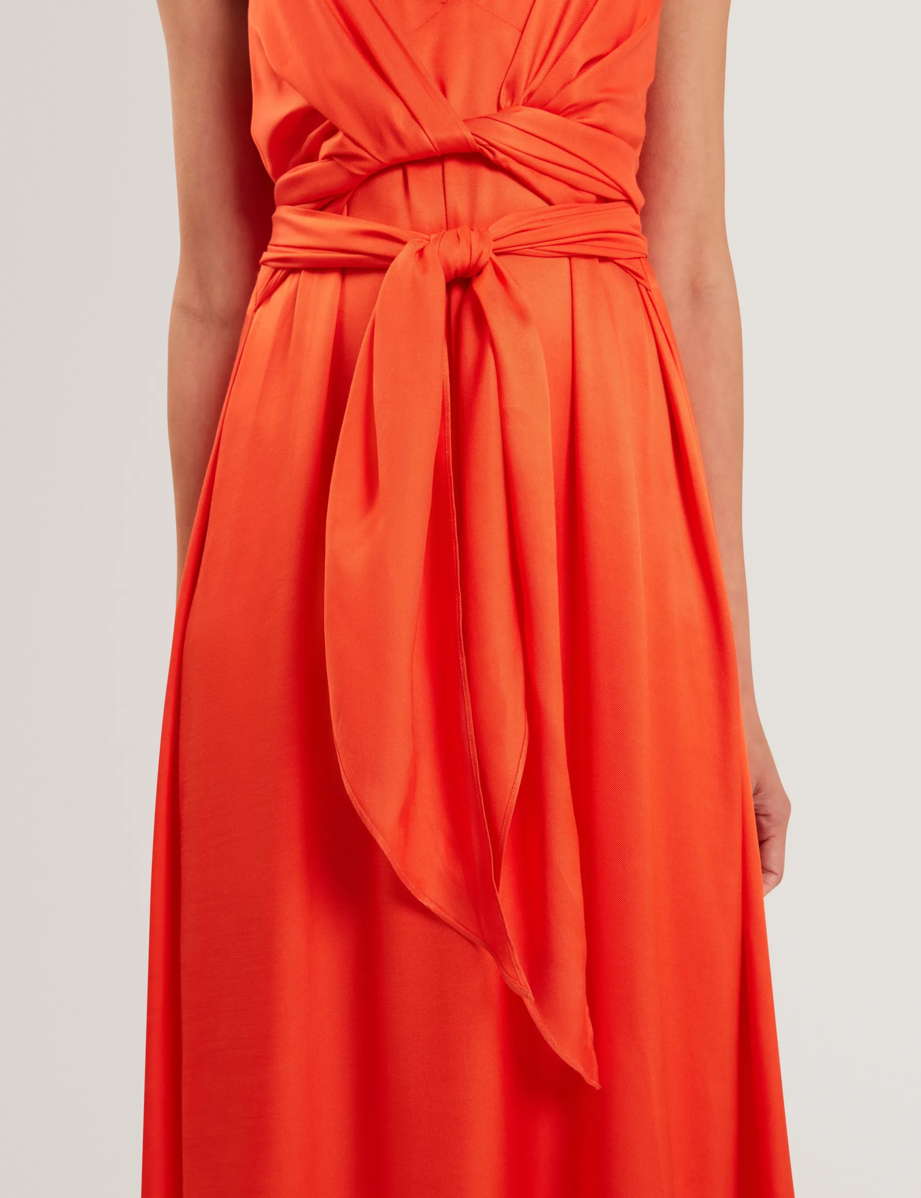 Wickelkleid mit Taillengürtel und Trägern, Midi-Länge