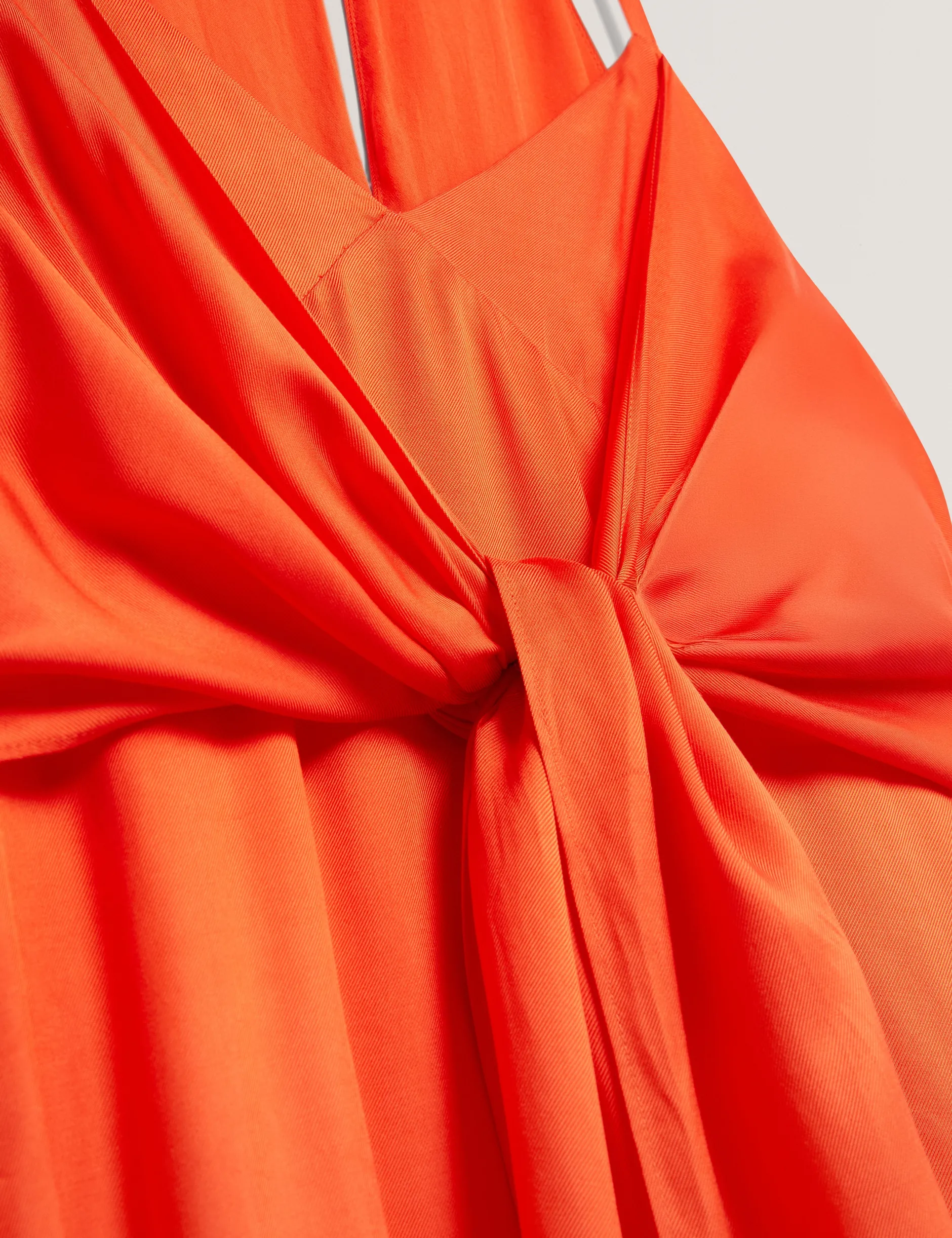 Wickelkleid mit Taillengürtel und Trägern, Midi-Länge