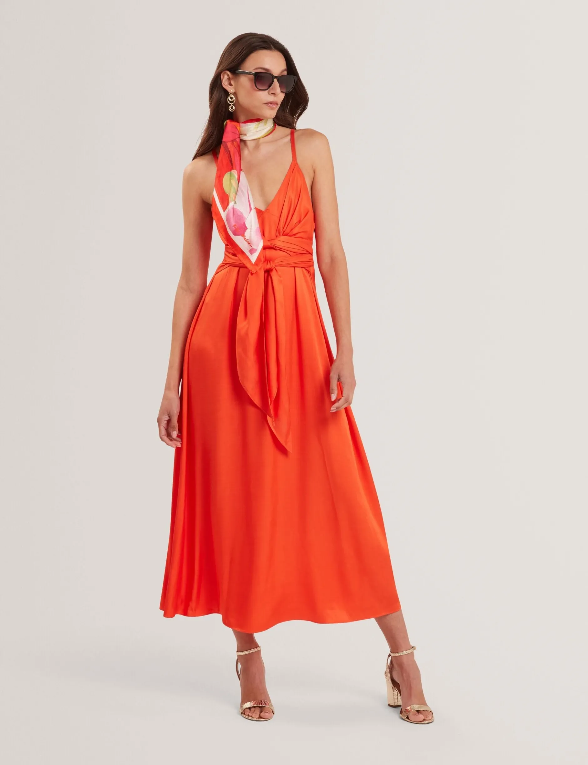 Wickelkleid mit Taillengürtel und Trägern, Midi-Länge