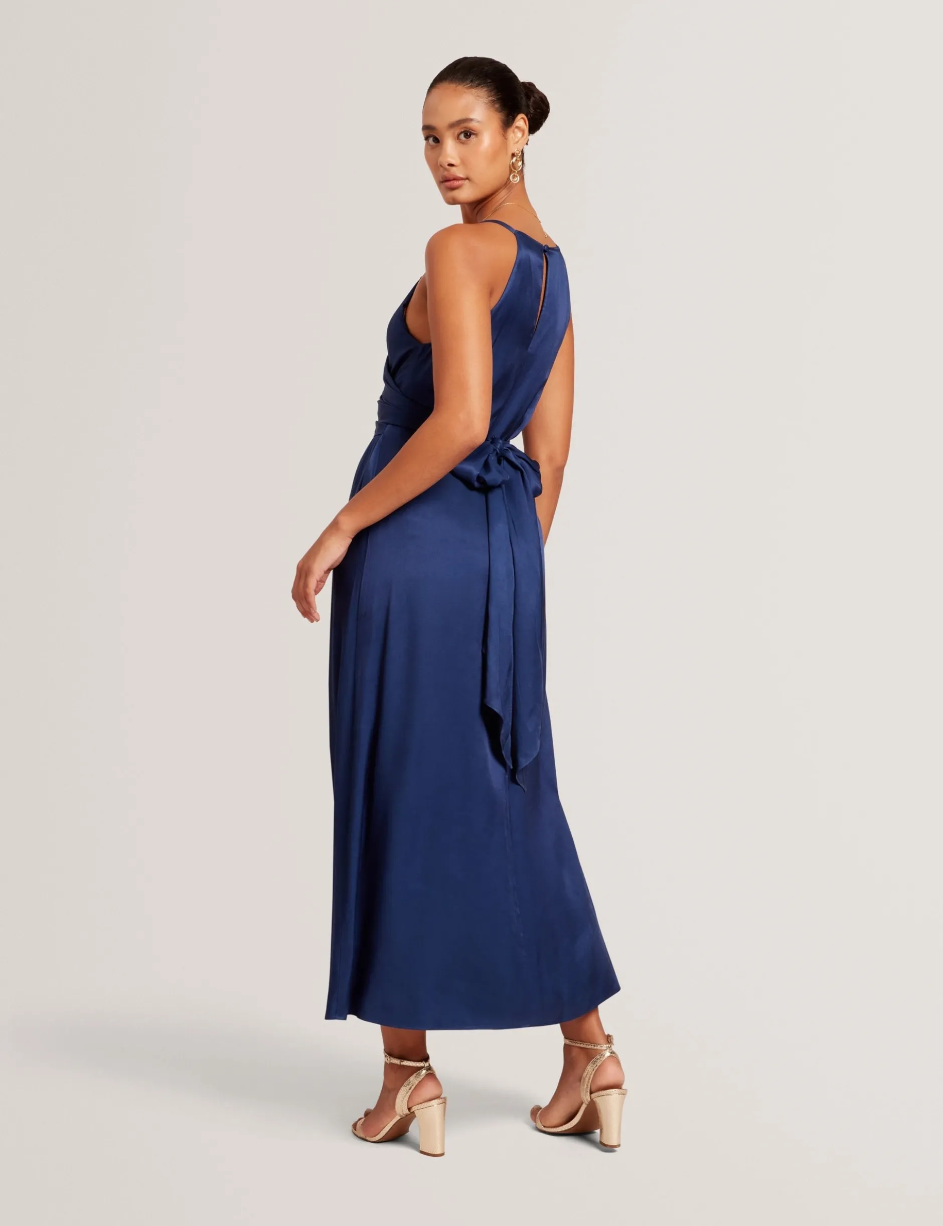 Wickelkleid mit Taillengürtel und Trägern, Midi-Länge