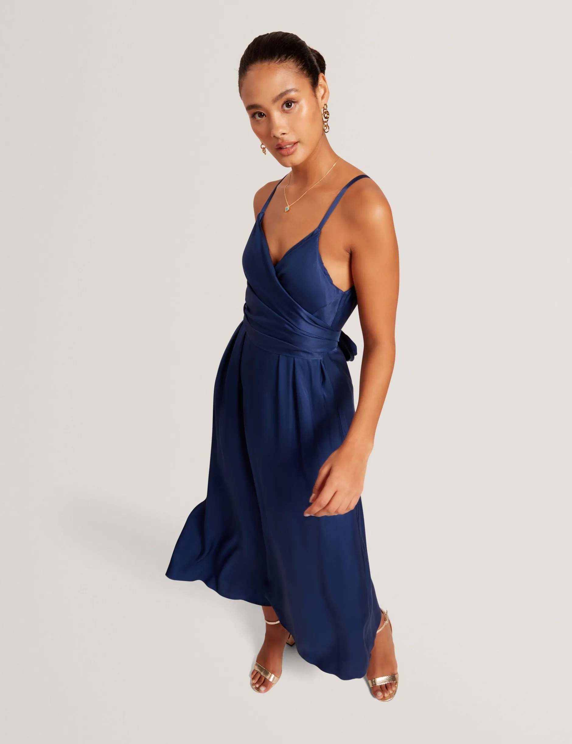 Wickelkleid mit Taillengürtel und Trägern, Midi-Länge
