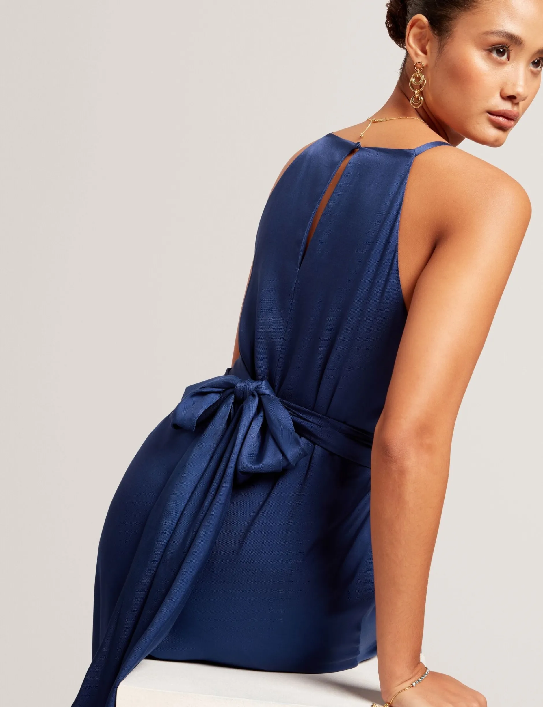 Wickelkleid mit Taillengürtel und Trägern, Midi-Länge