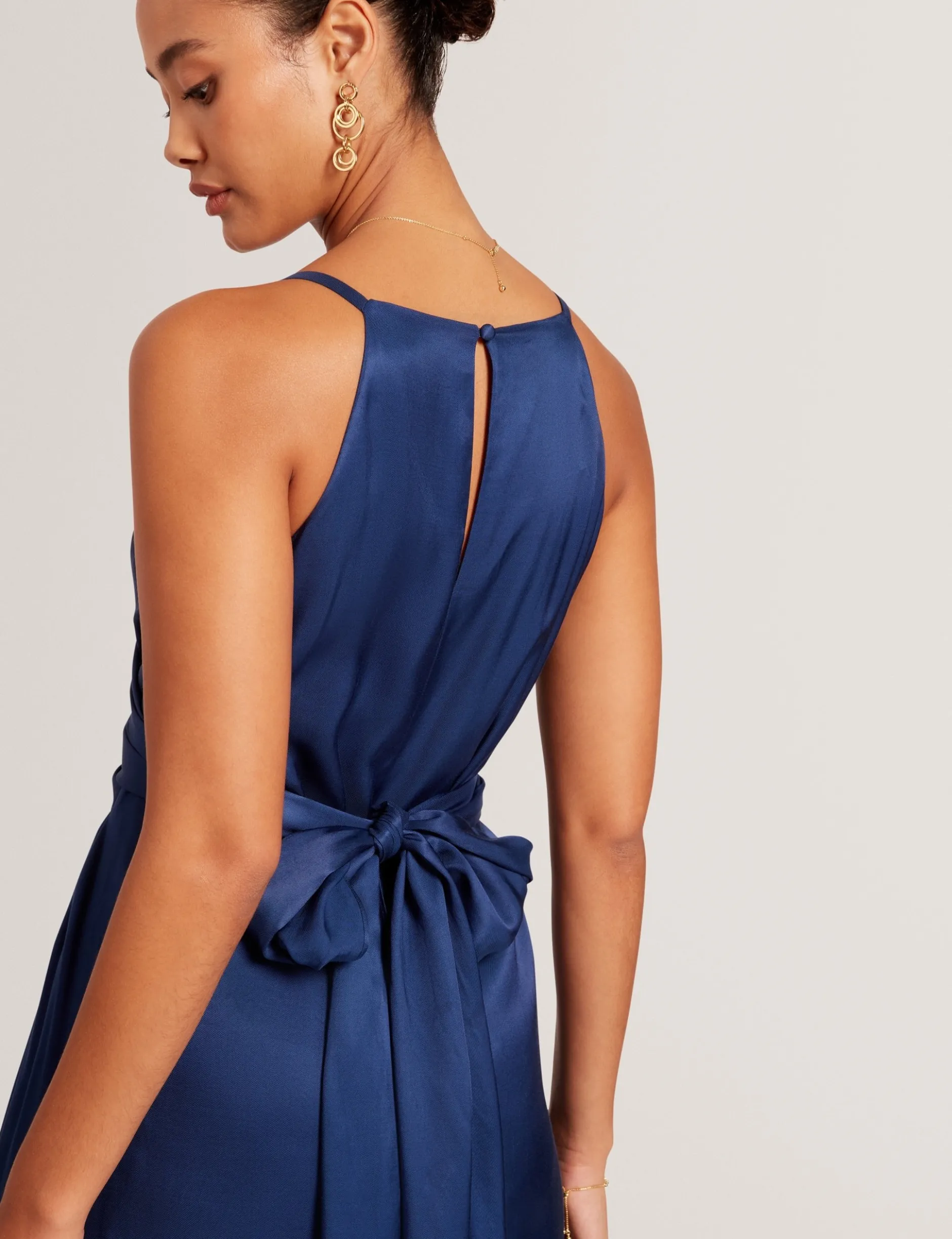 Wickelkleid mit Taillengürtel und Trägern, Midi-Länge