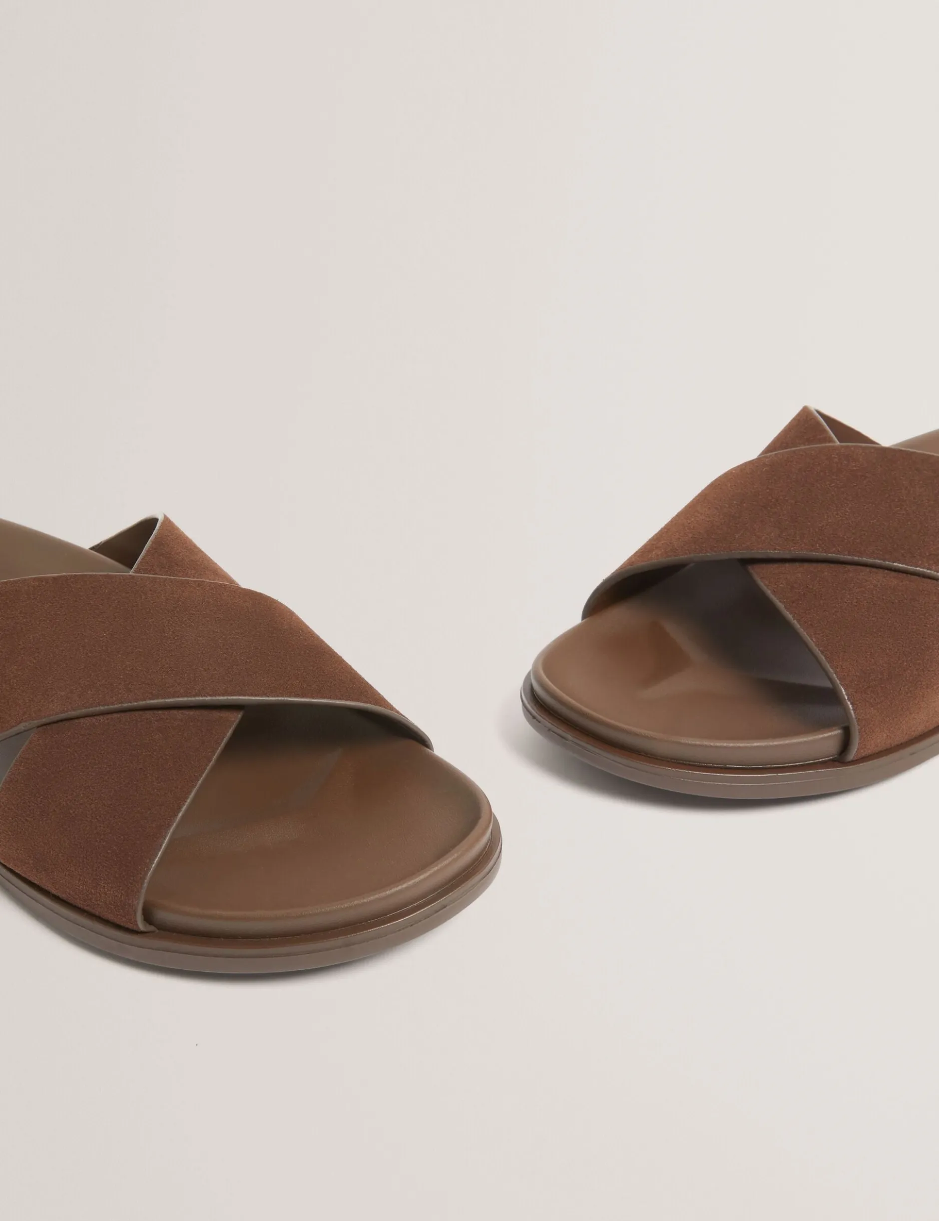 Wildleder-Sandalen mit gekreuzten Riemen und Fußbett