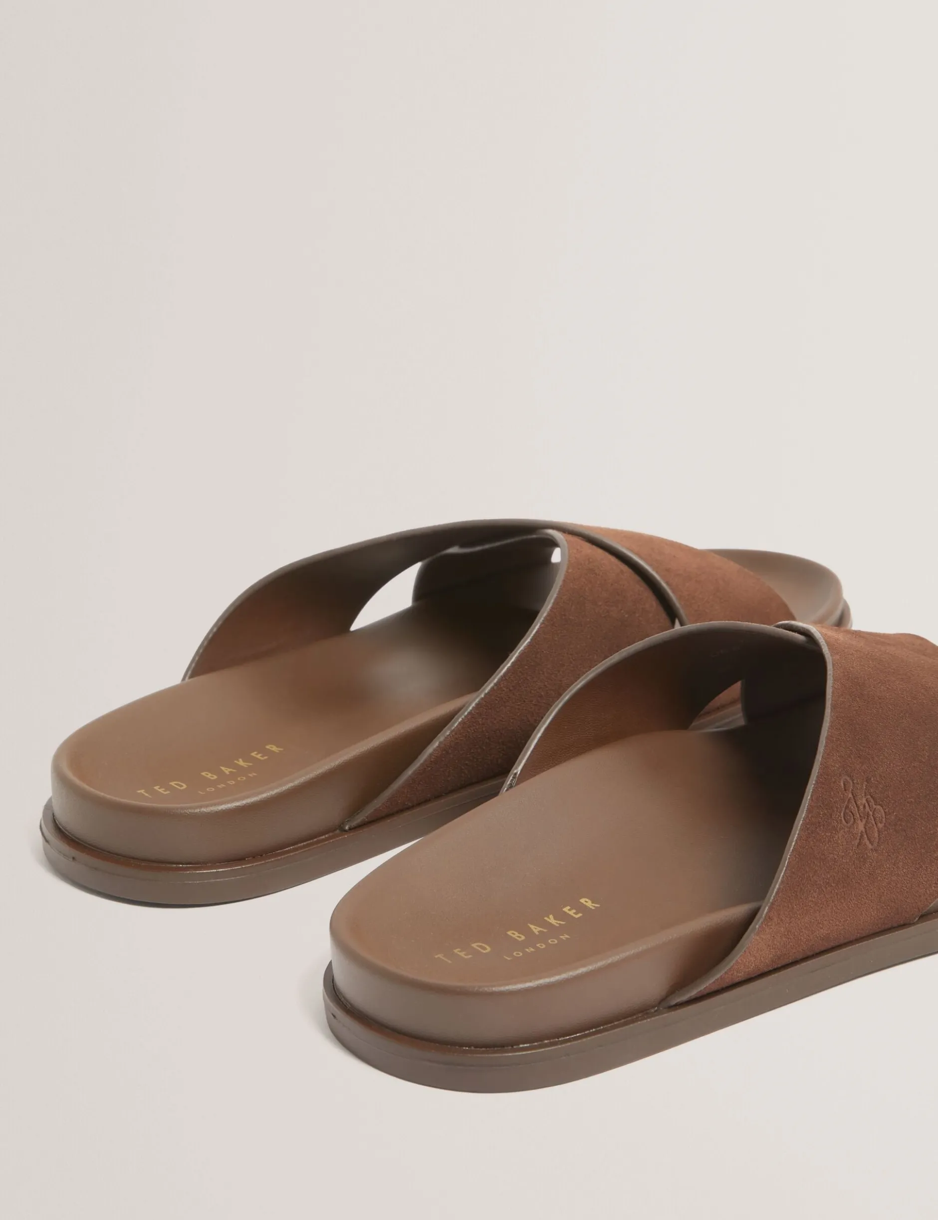 Wildleder-Sandalen mit gekreuzten Riemen und Fußbett