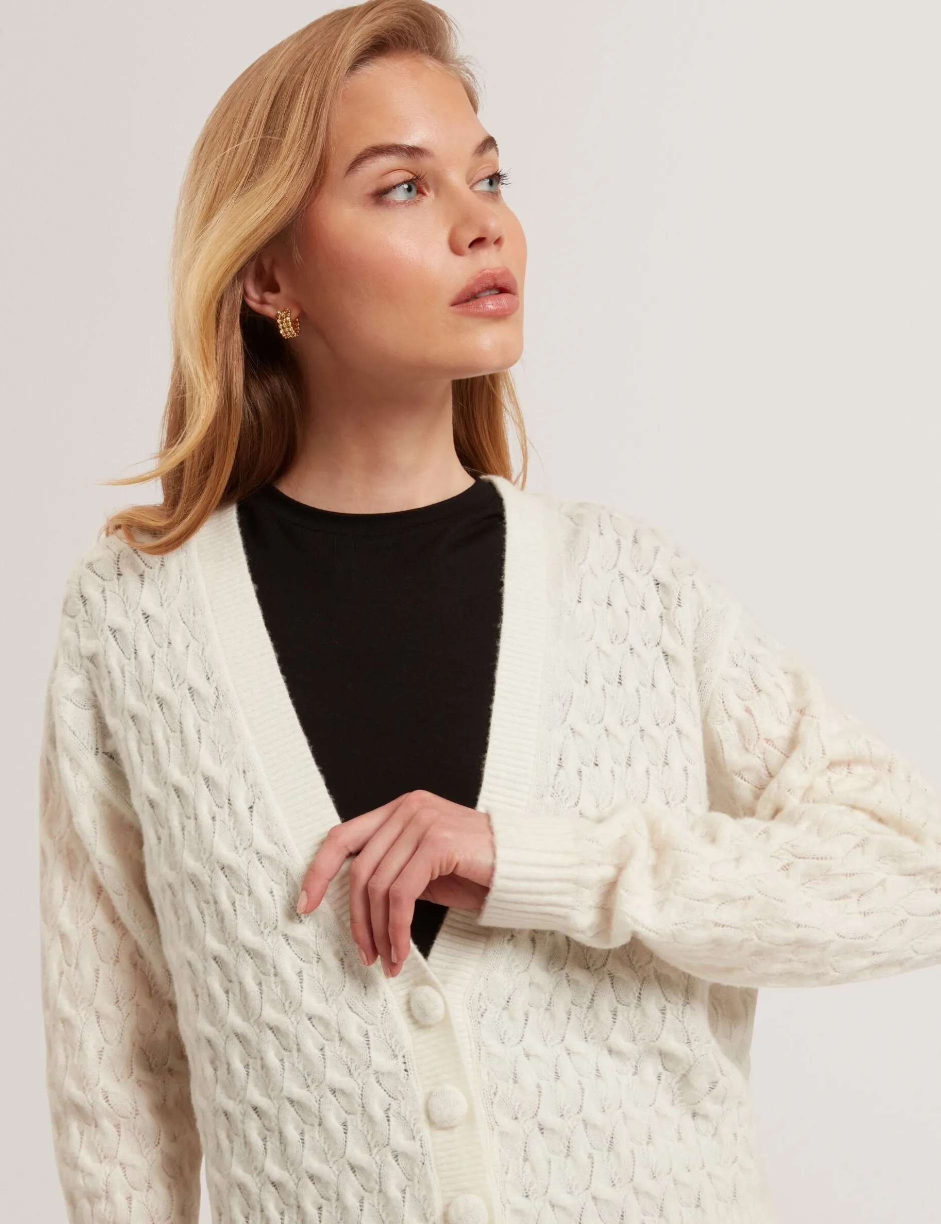 Zopfstrick-Strickjacke aus Wolle mit V-Ausschnitt