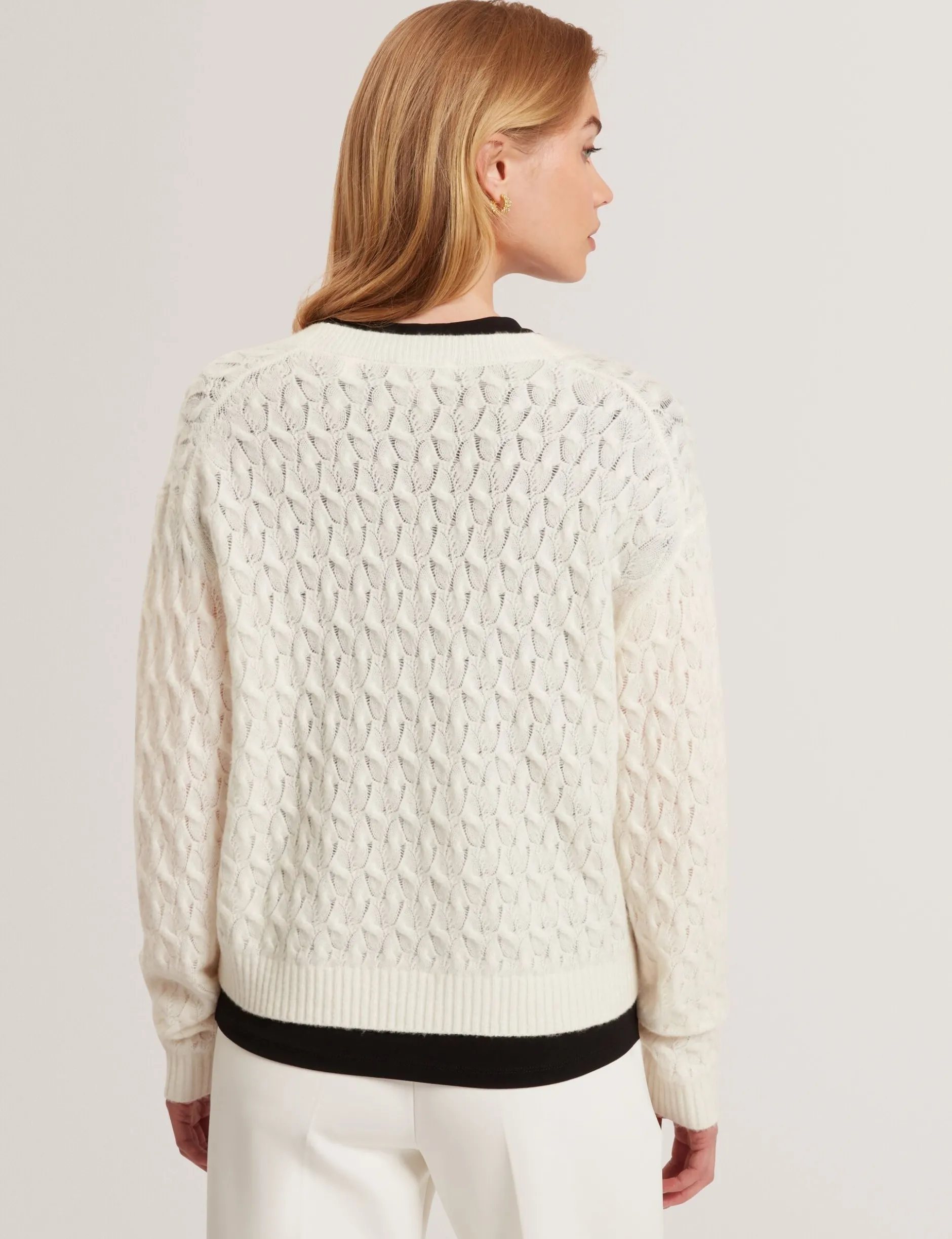 Zopfstrick-Strickjacke aus Wolle mit V-Ausschnitt